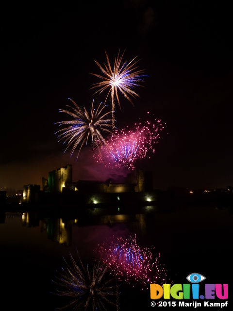 FZ024473 Fireworks over Caerphilly Castle